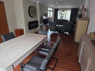 De woning heeft een bewoonbare oppervlakte van 206m². Ze heeft 5 slaapkamers, 3 toiletten, 2 badkamers en 1,5 keuken, met een perceeloppervlakte van 486m². Een 2e busnummer was er in het verleden (momenteel niet in gebruik) maar deze zou via de gemeente terug aangevraagd kunnen worden. <br /><br />Op het gelijkvloers:<br />- zeer ruime woonkamer met uitzicht op de tuin en het terras<br />- open keuken met toegang naar de tuin<br />- berging<br />- inkomhal met gastentoilet<br /><br />Op de eerste verdieping:<br />- 3 slaapkamers (20m², 16m² en 16m²) waarvan de grootste met terras<br />- badkamer ( dubbele lavabo, wc, douche en bad)<br />- berging<br /><br />Op de tweede verdieping:<br />- 2 slaapkamers <br />- kitchenette<br />- badkamer (douche, lavabo en wc)<br /><br />Hierboven vind je nog een volledig geïsoleerde zolder in het punt van het dak.<br /><br />Verdere positieve punten:<br />- nieuwe boiler sinds 2023<br />- recente zonnepanelen en thuisbatterij<br />- laadpaal voor electrische wagen<br /><br />Te bezichtigen na afspraak - geen immo aub!<br /><br />Bericht/whatsapp via: 0496 61 97 16