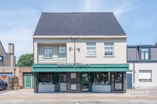 <h3>Uitzonderlijke handels- en woongelegenheid met tuin én meer dan 500 m² bruikbare oppervlakte</h3>
<p>Een eigendom als deze komt zelden op de markt. Deze volledig ingerichte en uitstekend onderhouden bakkerij wordt als vastgoed te koop aangeboden, met de mogelijkheid om desgewenst ook de volledige inventaris en het machinepark over te nemen. Voor wie de bestaande activiteit wil voortzetten, ligt hier dan ook een bijzonder interessant instapklaar verhaal klaar: een verzorgde inrichting, kwaliteitsvolle en goed onderhouden machines en alle ruimte om onmiddellijk aan de slag te gaan.</p>
<p>Maar ook voor ondernemers met een geheel andere visie biedt deze eigendom uitzonderlijk veel mogelijkheden. Met een bruikbare oppervlakte van meer dan 500 m², gelegen op een perceel van circa 1.208 m², leent het pand zich dankzij zijn omvang, indeling en uitstekende bereikbaarheid voor tal van commerciële, ambachtelijke of professionele activiteiten.</p>
<p>De ligging aan een goede verbindingsweg vormt daarbij een belangrijke troef. Bovendien beschikt het geheel over een verrassend mooie tuin, waardoor werken en wonen hier op een bijzonder aangename manier kunnen worden gecombineerd.</p>
<p>Een bijkomend en bijzonder waardevol pluspunt is de volwaardige woning die in het geheel geïntegreerd is en over een eigen afzonderlijke toegang beschikt. Op het gelijkvloers bevindt zich een ruime woonkamer met aansluitend een volledig geïnstalleerde keuken. Op de verdieping zijn drie ruime slaapkamers en een badkamer voorzien. Zelfs de geïsoleerde zolderverdieping biedt nog bijkomende mogelijkheden: door het voorzien van een vaste trap kan deze verder bij het woonvolume worden betrokken en ingericht als extra slaapkamer, hobbyruimte, bureau of polyvalente ruimte.</p>
<p>Hierdoor ontstaat een unieke combinatie van commerciële ruimte, werkruimte én comfortabel wonen op één locatie, met behoud van de nodige privacy en bovendien nog interessante uitbreidingsmogelijkheden.</p>
<p>De eigendom verkeert in een uitstekende staat van onderhoud en biedt zowel voor de bestaande activiteit als voor een volledig nieuwe invulling een bijzonder sterke basis.</p>
<p>Zo’n combinatie van oppervlakte, ligging, wooncomfort, tuin en zakelijke mogelijkheden vindt u niet elke dag. Uw interesse geprikkeld? We laten u deze uitzonderlijke eigendom graag persoonlijk ontdekken.</p>