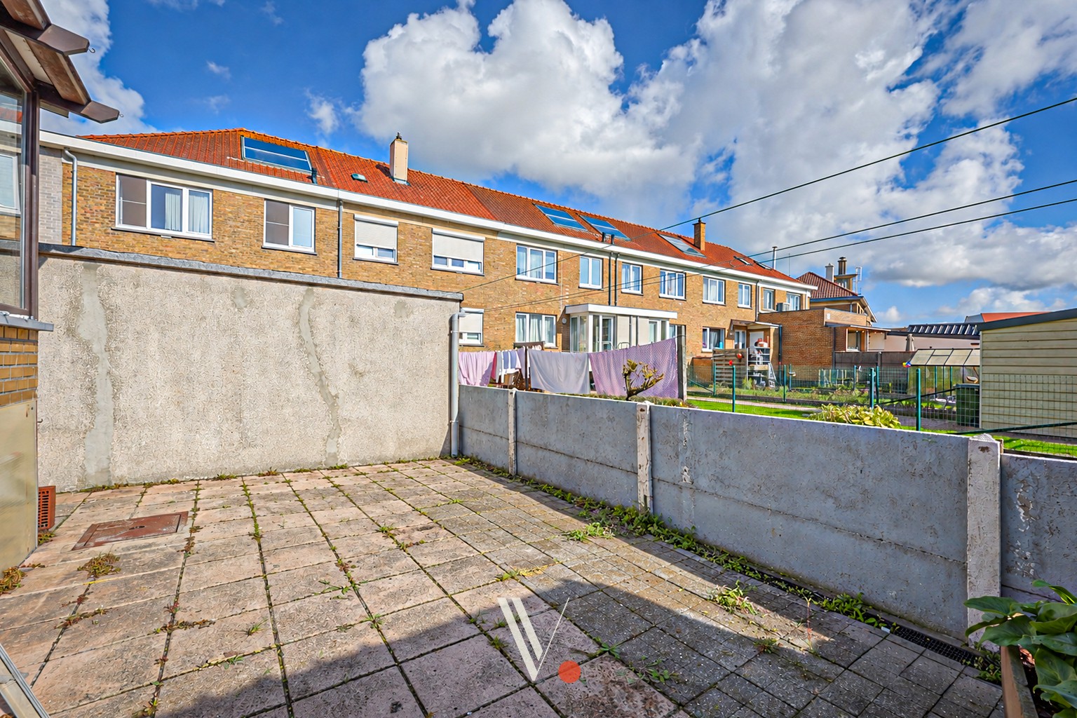 Halfopen woning met garage en zongerichte buitenruimte in rustige straat - foto 5