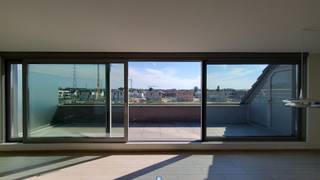 Went u een bezoek? Dat kan ALLEEN door een afspraak te maken via de knop: “Bezoek plannen”. (24/7 beschikbaar zolang reserveringen niet volzet zijn) Het is niet mogelijk om telefonisch of via externe websites te reserveren.Ruim appartement in het centrum van Merchtem.Dit appartement, met een bewoonbare oppervlakte van ca. 100 m², is afgewerkt met kwaliteitsvolle materialen en is gelegen op de derde verdieping.Indeling: Inkomhal met toegang tot het nachtgedeelte, twee ruime slaapkamers (12 m² en 15 m²), badkamer met douche, apart toilet, berging, ruime leefruimte met open en volledig geïnstalleerde keuken, terras met mooi uitzicht over MerchtemKarakteristieken:- Kelder aanwezig- Autostaanplaats (in de prijs inbegrepen)- Gemeenschappelijke lasten: €60/maand- Gemeenschappelijke fietsenstalling- Gemeenschappelijke afvalberging - EPC-label B