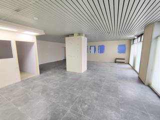 <p><span>Zeer goed gelegen handelspand met parking voor het gebouw.</span></p><p><span>Grote visibiliteit owv de ligging langs de verbindingsweg tussen Beringen en Leopoldsburg</span></p><p><span>Handelspand ca. 100m², kelder ca. 20m².</span></p><p><span>Energielabel B</span></p>