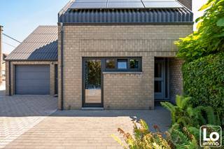 IN OPTIE!! Deze leuke woning bevat op het gelijkvloers een inkomhal met een gastentoilet, een gezellige leefruimte met ruim (overdekt) zonneterras, een geïnstalleerde keuken met aansluitend een berging en 1 slaapkamer. Op de eerste verdieping zijn er 3 slaapkamers, een badkamer met ligbad, douche, was meubel en een toilet. Er is ook nog een ruime bergzolder in de woning en boven de afzonderlijke garage. Dus ook aan bergruimte geen gebrek! De woning beschikt over alle comfort en wordt verwarmd met lucht/lucht warmtepomp (koel/warm unit). Het buitenschrijnwerk bestaat uit hout met dubbel glas. De woning is voorzien van 37 zonnepanelen en 3.000l. regenwater. De totale oppervlakte van het perceel is 788m². <br />Wil u deze instapklare woning met gezellige tuin bezoeken? Stuur een mail naar gunther@loimmo.be en wij nemen contact met u op!