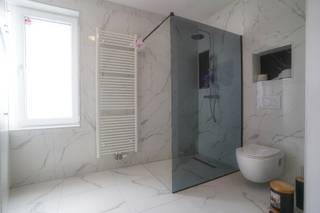 Wie kan zich inbeelden dat achter deze gevel zoveel luxe zit ? 3 douches, 1 ligbad, 3 wc’s, 2 x 2 ruime slaapkamers met, indien gewenst,...