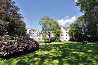 Deze assistentiewoning is gelegen in het centrum van Brugge in de gerenommeerde residentie "Ten Eeckhoute", gelegen op slechts enkele passen van de Markt, de Burg, de Dijver en tal van toeristische trekpleisters, op een perceel van meer dan 1ha groot met één van de grootste en mooiste privé-tuinen in de historische binnenstad. <br />Dit ruime en instapklare appartement is gelegen op de derde verdieping en beschikt over 2 slaapkamers.<br />De assistentiewoning beschikt over een inkomhal met WC en vestiairekast, lichtrijke leefruimte, keuken, 2 slaapkamers, badkamer met inloopdouche. Het appartement is zeer praktisch ingedeeld. Contacteer ons snel voor meer informatie over dit unieke aanbod: www.immodelbecque.be of 050 45 03 45