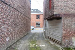 VALIMMAS verkoopt te Opwijk centrum deze ruime, nog te renoveren hoeve op 16 are, met mooie tuin, garage en diverse bijgebouwen....
Het gelijkvloers bestaat uit een living, een keuken, een slaapkamer, een bureel, een badkamer, een veranda, een berging, een ruime garage met mezzanine en een atelier.
De verdieping herbergt een overloop, twee slaapkamers en eventueel nog verder in te richten zolders.
Er is tevens een kleine kelder beschikbaar.
In de tuin staan nog diverse bijgebouwen, waaronder een recent tuinatelier (± 60m²).
De binnenkoer is ideaal georiënteerd naar het zuidoosten, en biedt plaats aan meerdere wagens.
Gelegen in het volle centrum van Opwijk, vlakbij kerk en Hof ten Hemelrijk met park. Op wandel- of fietsafstand van winkels, scholen, bushaltes, stations, sportcomplex,… . Prima Mobiscore = 8,1/10 !