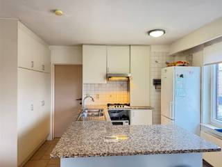 <p><span>Licht hoekappartement aan de rand van Mariaburg gelegen op de eerste verdieping in een kleinschalig gebouw.</span></p><p><span> </span></p><p><span>Dit éénslaapkamerappartement beschikt over een leefruimte met open keuken. Dankzij de hoekligging geniet je hier van zeer veel lichtinval. </span></p><p><span>Vooraan een terras met mooi uitzicht op omliggende weilanden waar u kan genieten van de avondzon.</span></p><p><span>Verder is er een ruime slaapkamer met aansluitend de douchekamer met lavabo en toilet.</span></p><p><span> </span></p><p><span>Het appartement is momenteel verhuurd, wat het ook interessant maakt als investering.</span></p><p><span> </span></p><p><span>Epc-label B</span></p><p><span> </span></p><p><span> </span></p>