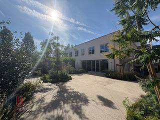 Fantastically located new offices of 431 m² for sale near the city centre of Ghent, the R40 and Gent-Dampoort station. Very easy access by public transport: Gent-Dampoort station is just 1.2 km away.<br /><br />The ready-to-use offices with an industrial loft style are located on the first floor in the "Boma Business Center" and are equipped with solar panels, heat pump, air conditioning, lighting, sanitary facilities, access security, ... Also presence of a communal roof terrace and green outdoor area with dining facilities. Other surfaces also possible. Available immediately. Ample parking space and covered bicycle storage.<br /><br />Contact PANORAMA for further information or a no-obligation site visit on 09 225 09 02.