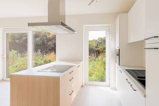 Maak kennis met project “Beversluis” in Rotselaar en ontdek deze moderne en duurzame nieuwbouwwoningen, rustig gelegen in een groene en aangename omgeving. <br />Het project omvat in totaal 18 gezinswoningen, aangevuld met een parking en een overdekte fietsenstalling. Binnen dit aanbod stellen wij nu 6 woningen voor die volledig instapklaar worden opgeleverd.<br /><br />Elke woning wordt volledig afgewerkt opgeleverd, zodat je zonder zorgen kunt verhuizen. De afwerking omvat onder meer gelakte binnendeuren voor een stijlvolle en duurzame uitstraling, professioneel uitgevoerde schilderwerken, tot in de puntjes verzorgd, en een aangelegde tuin en terras, zodat je meteen kunt genieten van je buitenruimte. <br />Dankzij deze complete afwerking hoef je geen extra werken meer te plannen of budget te voorzien. Je kiest voor comfort, kwaliteit en gebruiksklaar wonen vanaf dag één.<br />De woningen beschikken over drie slaapkamers, lichte leefruimtes en een mooie tuin, wat ze bijzonder geschikt maakt voor gezinnen of wie op zoek is naar rust en ruimte. <br /><br />De centrale ligging, dicht bij belangrijke verbindingswegen, scholen en winkels, maakt dit project extra aantrekkelijk.<br /><br />Daarnaast is er veel aandacht besteed aan energiezuinig wonen. Elke woning is uitgerust met vloerverwarming op gas, een ventilatiesysteem en zonnepanelen. Dit resulteert in een laag energiepeil en een optimaal wooncomfort, met een lagere energiefactuur als extra voordeel.<br /><br />Plan eenvoudig een bezoek via de website van Malines-Group en ontdek jouw toekomstige thuis in project Beversluis.