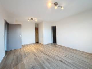 <p><strong>AUDERGHEM</strong>, dicht bij het metrostation Beaulieu, in een woonwijk, licht appartement van ± 50 m² op de 9e verdieping. Het bestaat uit een hal, een woonkamer, een mooi terras, een ingerichte keuken, een slaapkamer, een badkamer met douche en een apart toilet. Het appartement is beschikbaar! Voorziening voor kosten: €160/maand (warm/koud water, verwarming, nutsvoorzieningen, conciërge). EPB: C+ 27kgCO²/(m²,jaar).</p>
<p><strong><u>Op de 9e verdieping</u> :</strong></p>
<ul>
<li>Inkomhal</li>
<li>Woonkamer van 22m² met toegang tot het terras van 8m².</li>
<li>Volledig ingerichte keuken (oven, kookplaat, afzuigkap, koelkast, vriezer)</li>
<li>Slaapkamer van 9m² (2,67 x 3,17)</li>
<li>Doucheruimte (douche, wastafel, wasmachine)</li>
<li>Aparte WC</li>
</ul>
<p></p>
<p>Kelder n°34</p>
<p>PEB C+</p>