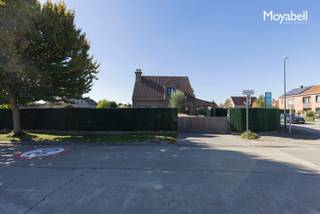 <p>In een rustige, residentiële buurt in Lovendegem, deelgemeente van Lievegem, bevindt zich deze <strong>charmante vrijstaande woning op een mooi hoekperceel</strong>. Scholen, winkels en supermarkten liggen in de nabijheid en ook Gent is vlot bereikbaar.</p>
<p>De woning beschikt over een <strong>lichtrijke leefruimte met gezellige open haard</strong>, aansluitend een open keuken met praktische berging. Verder vind je op het gelijkvloers een badkamer, een apart bureau en een <strong>veelzijdige polyvalente ruimte</strong>. Een absolute troef voor wie wonen en werken wil combineren, met alle mogelijkheden voor een eigen praktijk, een professioneel thuiskantoor of een zelfstandige activiteit aan huis.</p>
<p>Op de verdieping bevinden zich <strong>vier ruime slaapkamers</strong>, ideaal voor het hele gezin.</p>
<p>Buiten geniet je van een <strong>ruime, zonnige en volledig afgesloten tuin</strong> met verschillende terrassen, waar rust en privacy centraal staan. De ruime oprit met <strong>automatische toegangspoort</strong> zorgt voor extra comfort.</p>
<p>Dankzij de opfrissingswerken en nieuwe ramen in 2021 is de woning <strong>instapklaar, verzorgd en energiezuinig </strong></p>
<p><strong>Een veelzijdige gezinswoning waar comfortabel wonen, privacy en professionele mogelijkheden samenkomen. Absoluut een bezoek waard!</strong></p>
<p></p>
