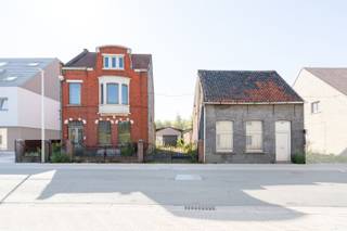<p>In de Polenstraat te Sleidinge, bevindt zich deze uitzonderlijke eigendom met een totale grondoppervlakte van maar liefst 929 m².<br />Het betreft twee woningen die samen een mooie opportuniteit bieden voor zowel totaalrenovatie als projectontwikkeling.<br /><br />Dankzij de gunstige ligging en de ruime perceeloppervlakte is dit pand uitermate geschikt voor ontwikkelaars.<br />Volgens de geldende mogelijkheden kan deze site aangewend worden als projectgrond voor de realisatie van 6 appartementen in combinatie met een handelspand (onder voorbehoud van de nodige vergunningen).<br /><br />De centrale ligging zorgt voor een vlotte bereikbaarheid, nabijheid van winkels, openbaar vervoer en verbindingswegen, wat deze locatie extra interessant maakt voor residentiële en commerciële invulling.<br /><br />Een eigendom met veel potentieel, ideaal voor investeerders of projectontwikkelaars die op zoek zijn naar een strategisch gelegen locatie.<br /><br /><u>Polenstraat 2</u><br />Grondoppervlakte: 210 m²<br />EPC F-label (1.365 kWh/m² jaar)<br />P-score en G-score: C<br /><br /><u>Polenstraat 4</u><br />Grondoppervlakte: 719 m²<br />EPC E-label (457 kWh/m² jaar)<br />P-score en G-score: C<br /><br />Wilt u deze eigendom en zijn troeven zelf ontdekken, neem dan zeker contact op voor het plannen van een bezoek ter plaatse.<br /><strong><u>Interesse?</u></strong> Contacteer Steffi telefonisch op 0498/50.50.94 of per mail steffi@vastgoeddevos.be </p>