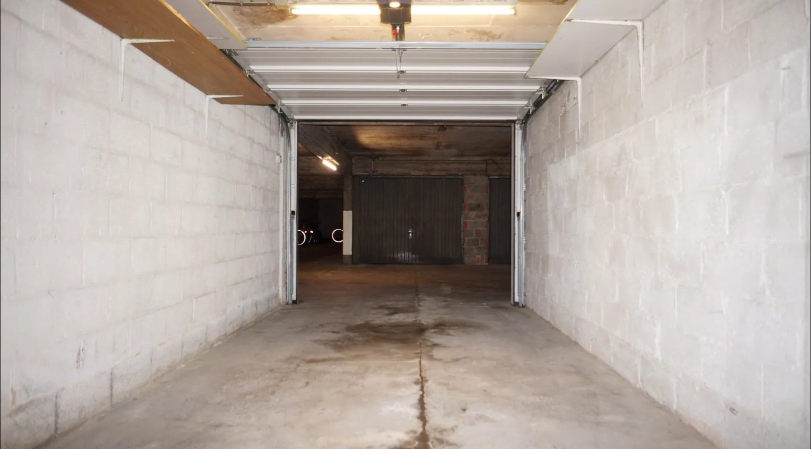 Ruime ondergrondse garage met elektrische poort te huur - foto 2