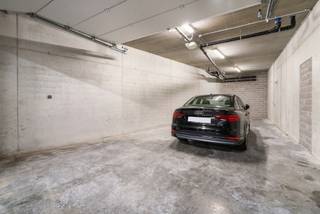 <p>Op zoek naar een veilige parkeeroplossing met extra opslagruimte? Wij bieden een ondergrondse autostaanplaats aan met een uitzonderlijk ruime berging van maar liefst 54m² in het centrum van Lede.<br /><br />De staanplaats bevindt zich in een volledig afgesloten ondergrondse garage in de residentie 'De Vijvers' De berging is rechtstreeks toegankelijk via een elektrische rolpoort en bevindt zich meteen achter de parkeerplaats, wat uiterst praktisch is voor laden en lossen.<br /><br />Contacteer ons voor meer info of een bezichtiging.</p>
