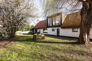 In het landelijke Sint-Martens-Bodegem bieden wij u deze unieke, gedeeltelijk gerenoveerde woning aan, waar charme, authenticiteit en hedendaags comfort harmonieus samenkomen. Gelegen in de Heygemstraat, geniet deze woning van een rustige en groene omgeving, terwijl de bereikbaarheid uitstekend blijft.<br /><br /><span>Indeling<br /></span><br />Nog vóór u de woning betreedt, springt de bijzondere gevel meteen in het oog. De combinatie van strakke raampartijen en een warme, landelijke architectuur geeft het geheel een tijdloze en karaktervolle uitstraling.<br />Binnen worden we verwelkomd in een sfeervolle woonkamer (42 m²) met heel wat authentieke elementen. Dankzij de directe toegang tot het terras en de tuinzone vloeien binnen- en buitenleven hier naadloos in elkaar over.<br />Op het gelijkvloers bevinden zich verder een gastentoilet, een wasruimte, een ruime polyvalente kamer (16 m² – vroeger keuken), een grote berging (14 m²) en de badkamer.<br /><br />De eerste verdieping werd volledig gerenoveerd en vormt vandaag het hart van de woning. De raampartijen zorgen hier voor een overvloed aan natuurlijk licht en bieden een adembenemend uitzicht op het omliggende groen. De stijlvolle keuken (24 m²) is uitgerust met alle hedendaagse comfort en beschikt over een elegant keukeneiland. Aansluitend bevindt zich een ruime eetplaats met een prachtig zicht op de tuin. Op dit verdiep vinden we tevens een comfortabele slaapkamer van 21 m².<br /><br />Momenteel beschikt de woning over 1 slaapkamer, maar dankzij de doordachte indeling bestaat er de mogelijkheid om op het gelijkvloers 2 extra slaapkamers en een bijkomende badkamer of douchekamer te creëren.<br /><br />De woning werd bovendien op belangrijke punten vernieuwd: nieuw dakgebinte (2019), nieuwe ramen en verwarmingsketel (2025)<br /><br />Bent u op zoek naar een bijzondere woning waar rust, charme en potentieel samenkomen?<br />Maak dan een afspraak via <strong>info@impromove.be </strong>of<strong> 02 887 80 56</strong>