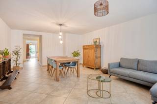 Ruim (147m²) en energiezuinig appartement met o.a. 2 slpk, terras en autostaanplaats + tuinberging. Gelijkvloerse verdieping (65m²) +...