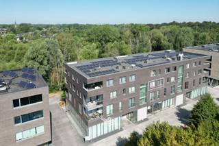 <strong>Landbergh bezoekdag: kom dit appartement ontdekken tijdens het bezoekmoment op donderdag 1 oktober tussen 16u en 18.30u. (enkel op afspraak)</strong><br /><br />Dit appartement is gesitueerd op de tweede verdieping van residentie De Ghellinck te Sint-Denijs-Westrem. Het appartement geniet een bijzonder goede bereikbaarheid. Centrum Gent is alsook vlot bereikbaar met de fiets. Via de Kortrijksesteenweg bereikt u de E40 en bovendien vindt u langs deze gewestweg ook de belangrijkste winkels terug. <br /><br />Het appartement heeft een bewoonbare oppervlakte van ca. 93 m² en biedt een zonnig terras van ca. 15 m². De indeling is als volgt: via de inkomhal bereikt u de lichtrijke leef- en eetruimte met haar ruime zonneterras, gelegen aan de achterzijde van het gebouw met een uniek uitzicht op een waardevol bos. De open keuken is uitgerust met alle noodzakelijke inbouwtoestellen en heeft een eiland met extra zitgedeelte. Via de nachthal bereikt u de twee slaapkamers, het gastentoilet, de praktische berging met aansluitingen voor een wasmachine en droogkast en een badkamer met een dubbele lavabo en ligbad. In de ondergrondse verdieping is er een bijhorende autostaanplaats verplicht aan te kopen aan de prijs van 30.000 euro. <br /><br />CV op aardgas / EPC A / EK: conform / ventilatiesysteem type D<br /><br />Benieuwd naar dit appartement in Sint-Denijs-Westrem? Een vrijblijvende, persoonlijke afspraak kan via michiel@landbergh.be of 09 278 78 79