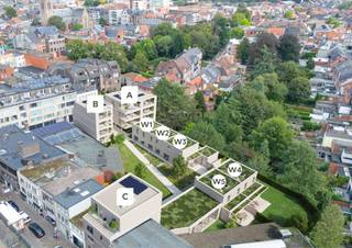 <p><strong>Lot 5 is een gesloten bebouwing op een perceel van 148 m² en heeft een bewoonbare oppervlakte van 148 m². De gelijkvloerse verdieping beschikt over een leefruimte met een open keuken, berging en gastentoilet . Vanuit de keuken is er directe toegang tot het terras en de privétuin. Op de eerste verdieping bevinden zich drie slaapkamers en een badkamer, voorzien van een ligbad, douche, dubbel lavabomeubel en toilet. Via de fietsenlift heeft u toegang tot de ondergrondse autostaanplaats en kelderberging.</strong><br /><br /><strong>Ontdek DRIESCH, een stijlvol nieuwbouwproject met 13 appartementen, 5 woningen en 1 handelsruimte, gelegen in de Driezenstraat en Korte Gasthuisstraat in Turnhout. <br /><br />Thuis in het beste stukje Turnhout<br /></strong>DRIESCH is gelegen in de Driezenstraat (gebouw A en B) en Korte Gasthuisstraat (gebouw C), in het centrum van Turnhout. Deze centrale ligging zorgt ervoor dat winkels, horecazaken en winkelcentra zich op wandelafstand bevinden. Daarnaast geniet u van de nabijheid van een groen plein en verschillende ontspanningsmogelijkheden. Dit nieuwbouwproject combineert dus stedelijke dynamiek met een aangename, rustige woonomgeving — een unieke troef in Turnhout.</p>
<p><strong>Ruimtegevoel &amp; woonplezier</strong></p>
<ul>
<li>appartementen 1, 2 of 3 slaapkamers, woningen 3 slaapkamers</li>
<li>Badkamers uitgerust met kwalitatieve sanitaire voorzieningen</li>
<li>Open leefruimtes met geïntegreerde keuken, eet- en zithoek</li>
<li>Rechtstreekse toegang tot terras of tuin</li>
</ul>
<p>Dankzij ruime afwerkingsbudgetten kan u uw nieuwbouwappartement of -woning personaliseren naar eigen smaak.<br />Praktisch comfort staat eveneens centraal. Er is een grote ondergrondse parkeergarage voorzien met kelderbergingen en fietsenlift en elke wooneenheid beschikt over de nodige bergruimte. De combinatie van slimme indeling en kwalitatieve materialen zorgt voor een aangenaam en zorgeloos wooncomfort.</p>
<p><strong>Buitenruimte als meerwaarde<br /></strong>De overdekte en niet-overdekte terrassen vormen een verlengstuk van de leefruimte en creëren een echte outdoor living beleving. Grote raampartijen zorgen voor een optimale lichtinval en versterken de connectie tussen binnen en buiten.</p>
<p>De gelijkvloerse nieuwbouwappartementen beschikken over een privatieve tuin, alsook de<strong> </strong>nieuwbouwwoningen genieten van een eigen tuin — ideaal voor gezinnen of wie graag tot rust komt in het groen, midden in Turnhout.</p>
<p><strong>Duurzaamheid en energiezuinigheid (max E-peil 20)<br /></strong>Dit bijna-energieneutrale nieuwbouwproject zet sterk in op duurzame technieken en energiezuinig wonen.</p>
<ul>
<li><strong>Warmtepomp met top-koeling</strong></li>
<li><strong>Vloerverwarming</strong></li>
<li><strong>Ventilatiesysteem D</strong></li>
<li><strong>Zonnepanelen</strong></li>
</ul>
<p>Deze toekomstgerichte keuzes zorgen niet alleen voor een optimaal leefcomfort, maar ook voor een aanzienlijke besparing op de energiefactuur. Door te investeren in energiezuinige nieuwbouw-appartementen en -woningen in Turnhout, kiest u voor een duurzame en waardevaste investering.</p>
<p><strong>Fiscale voordelen en bescherming van kopers</strong></p>
<p>Dankzij het lage E-peil van profiteert u gedurende de eerste <strong>vijf jaar van een vrijstelling van 50% op de onroerende voorheffing. </strong>Voor de <strong>A- en B-blokken </strong>van het project kunt u bovendien genieten van het <strong>verlaagde btw-tarief van 6% </strong>(onder voorwaarden).</p>
<p>Daarnaast verloopt de verkoop volledig volgens de <strong>Wet Breyne</strong>. Deze wet biedt u als koper <strong>maximale bescherming en transparantie</strong>, waarbij u de woning of het appartement <strong>in schijven betaalt naarmate de werken vorderen</strong>.</p>