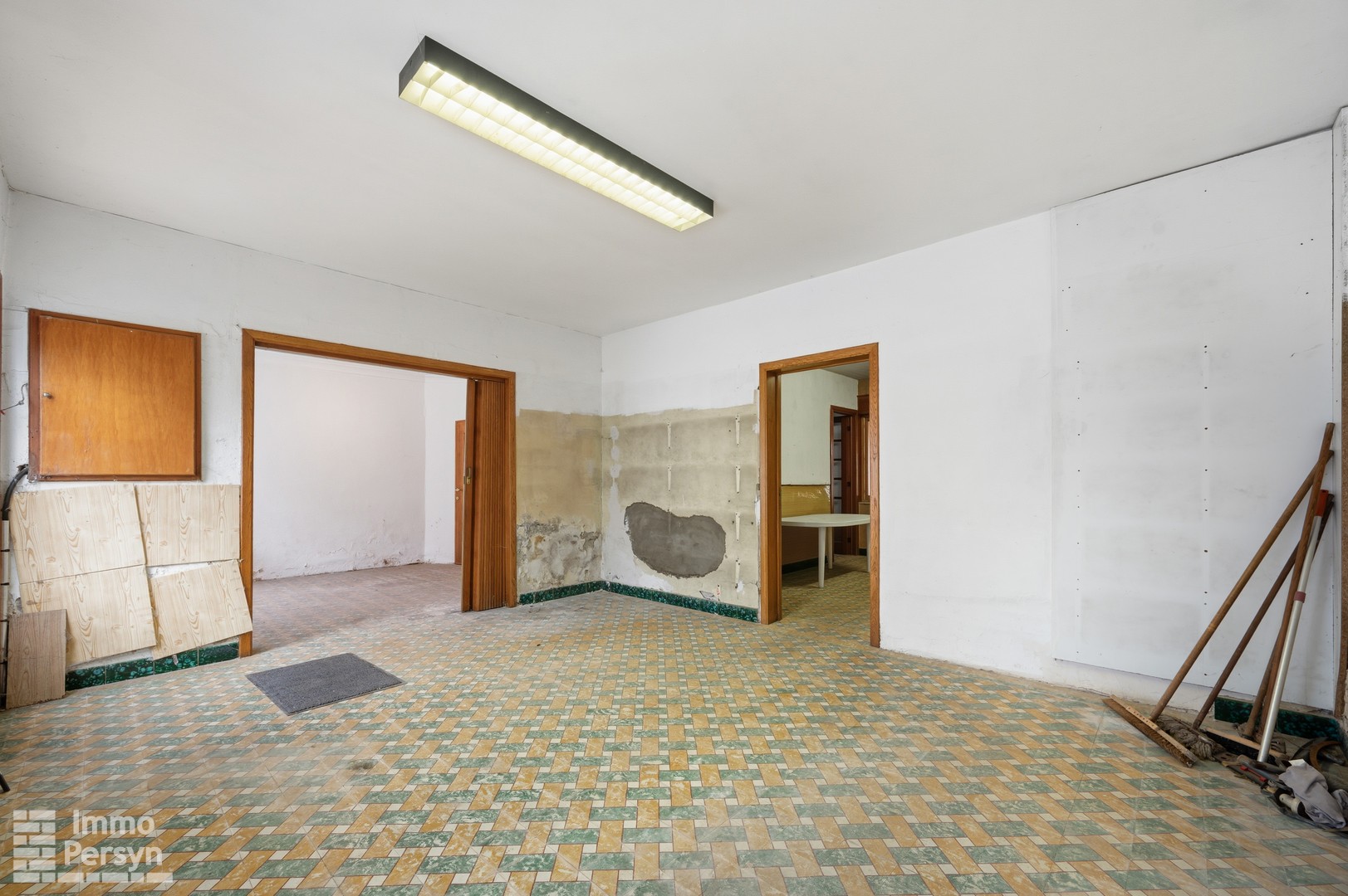 Te renoveren woning met zuidtuin en achteringang met garages - foto 4