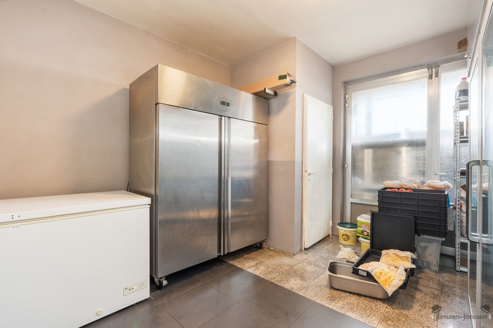 Opbrengsteigendom met 2 verhuurde appartementen en handelsgelijkvloers in het centrum van Brecht - foto 4