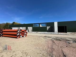 Nieuwbouw KMO-unit te koop met een oppervlakte van 360 m² en 3 privatieve parkeerplaatsen.<br />De lood maakt deel uit van <strong>“Apollo”</strong>, een gloednieuw KMO-project bestaande uit diverse multifunctionele units vanaf 175 m² tot 720 m² (samenvoegbaar), waaronder enkele met kantoorverdieping.<br />Deze ontwikkeling ligt op <strong>minder dan 2 km</strong> van het op- en afrittencomplex van de <strong>E17 te Waregem</strong> – een absolute <strong>toplocatie</strong> voor ondernemers die belang hechten aan bereikbaarheid in een bedrijvige regio.<br /><br />De casco magazijnruimtes (brandklasse C) zijn opgebouwd uit een duurzame staalstructuur met combinatie van geïsoleerde betonpanelen. Ze beschikken over een <strong>vrije hoogte van 6 meter</strong>, wat zorgt voor een optimaal gebruik van de ruimte. Elke unit is standaard uitgerust met een <strong>automatische sectionale poort</strong> (4 m B x 4,2 m H) met aparte toegangsdeur en grote glaspartij, een lichtstraat met geïntegreerde RWA-koepel en een slijtvaste <strong>polybetonvloer </strong>(1T/m²). Tevens beschikt elke unit over een individuele regenwaterput van 15.000L.<br /><br />Per unit zijn er<strong> privatieve parkeerplaatsen voorzien</strong> (niet inbegrepen in de verkoopprijs). De loodsen zijn ideaal voor uiteenlopende doeleinden zoals atelier, opslag en distributie.<br /><br />De middelenverbintenis met betrekking tot de oplevering van blok 4 is gepland voor het <strong>eerste kwartaal van 2027</strong>. Grijp nu je kans en investeer in een toekomstgerichte werkomgeving op een toplocatie!<br /><br /><span><span>Contacteer <strong>PANORAMA B2B</strong> voor bijkomende (technische) inlichtingen, plannen of een vrijblijvend <strong>plaatsbezoek 056 222 256.</strong></span></span>
