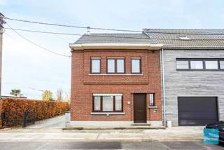 Instapklare woning met aangelegde tuin en garage te koop in Wichelen.<br />Op het gelijkvloers vindt u een lichtrijke leefruimte met aparte keuken, apart toilet, badkamer en kelder. <br />Boven 3 ruime slaapkamers en een vaste trap naar de zolder met splinternieuwe vierde slaapkamer.<br />Buiten is er een ruime oprit met aansluitend garage, twee buitenbergingen en een mooi aangelegd terras en tuin.<br />De woning heeft een gunstig EPC C een nieuw dak met zonnepanelen en batterij.<br />Graag een bezoekje? Bel ons op 052 52 80 30 of mail naar info@goemanvastgoed.be !