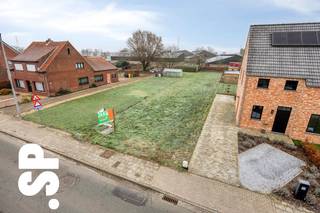 Bouwgrond voor halfopen bebouwing op toplocatie in Geel (Larum)<br /><br />Mooi gelegen bouwgrond voor halfopen bebouwing met een totale oppervlakte van 608 m² en een perceeldiepte van 60 meter. Deze bouwgrond biedt alle ruimte voor het realiseren van een gezinswoning met tuin en extra bergruimte, volledig naar eigen smaak en noden.<br /><br />De ligging is een absolute troef: centraal én rustig, in een groene woonomgeving nabij Larum (Geel), met een vlotte bereikbaarheid naar winkels, scholen en belangrijke invalswegen. Ideaal voor wie comfortabel en rustig wil wonen zonder in te boeten op bereikbaarheid.<br /><br />Troeven op een rij:<br />- Geschikt voor halfopen bebouwing<br />- Oppervlakte: 608 m²<br />- Perceeldiepte: 60 m<br />- Rustige, groene omgeving<br />- Goede bereikbaarheid<br /><br />Voor meer informatie of een bezoek ter plaatse:<br />📞 014 59 10 20<br />📧 jill@immosp.be<br />Benieuwd naar de waarde van uw eigen woning? Vraag vrijblijvend een gratis verkoopanalyse aan – wij helpen u graag verder!