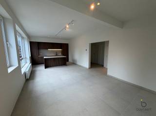 <p><span>Op zoek naar een instapklaar appartement met net dat tikkeltje extra? Dit volledig gerenoveerde appartement met drie slaapkamers en een terras biedt een mooie combinatie van comfort, licht en praktische leefruimte.</span></p><p><span>De lichtrijke leefruimte vormt het hart van het appartement en sluit aan op de moderne keuken, die volledig is uitgerust met ingebouwde toestellen en alle nodige comfort. De vernieuwde badkamer beschikt over een inloopdouche.</span></p><p><span>Er zijn twee ruime slaapkamers en een derde, iets kleinere kamer. Die laatste kan perfect dienst doen als kinderkamer, maar biedt ook een ideale oplossing voor wie een thuisbureau, dressing of hobbyruimte wenst.</span></p><p><span>Het hele appartement is voorzien van een mooie tegelvloer, wat zorgt voor een verzorgde en tijdloze uitstraling. Via het terras creëer je bovendien een aangename plek om even buiten te zitten.</span></p><p><span>Ook praktisch zit je hier goed. Scholen, een park, bakker en apotheek bevinden zich in de nabije omgeving en dankzij de goede aansluiting op de belangrijkste invalswegen is de bereikbaarheid uitstekend.</span></p><p><span>Met een EPC-label B is dit bovendien een energiezuinige en comfortabele thuis.</span></p><p><span>Een appartement dat vooral uitnodigt om er meteen je eigen thuis van te maken.</span></p><p><span> </span></p><p><span>Vaste kosten bedragen €75 p/mnd + €15 voorschot op CV.</span></p><p><span> </span></p><p><span>Onmiddellijk beschikbaar.</span></p>