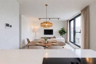 <h2><span>Wonen op niveau</span></h2><p><span>Wonen op niveau krijgt een nieuwe betekenis in dit stijlvolle penthouse, gelegen op de bovenste verdieping van een recente residentie in het centrum van Grobbendonk. Deze eigendom werd opgeleverd in 2026 en combineert hedendaags design, hoogwaardige technieken en een uitzonderlijk gevoel van ruimte en licht.</span></p><h2><span>Indeling</span></h2><p><span>De leefruimte vormt zonder twijfel het centrale ontmoetingspunt van het appartement. De royale raampartijen zorgen voor een prachtige lichtinval gedurende de hele dag en creëren een aangenaam gevoel van ruimte. Vanuit de woonkamer heeft u rechtstreeks toegang tot het ruime, zuid georiënteerde terras, waar binnen en buiten naadloos in elkaar overvloeien. Bovendien is er een geïntegreerde buitenberging aanwezig, ideaal voor het opbergen van tuinmeubilair en andere praktische benodigdheden.</span></p><p><span>De open, volledig ingerichte keuken sluit perfect aan bij de leefruimte en versterkt het gevoel van openheid en comfort. Aansluitend aan de keuken bevindt zich een praktische berging, voorzien van aansluitingen voor een wasmachine en droogkast.</span></p><p><span>Aan de rustige achterzijde van het gebouw bevinden zich twee volwaardige slaapkamers, die beide uitgeven op een tweede terras. Dankzij deze twee terrassen geniet u op elk moment van de dag van een aangename buitenruimte, met zowel zon als schaduw binnen handbereik. De stijlvolle badkamer is uitgerust met een ruime inloopdouche en een modern lavabomeubel. Daarnaast beschikt het appartement over een afzonderlijk gastentoilet.</span></p><p><span>Elk detail werd zorgvuldig doordacht, van de professioneel uitgewerkte lichtpunten tot de strategisch geplaatste stopcontacten die perfect inspelen op moderne woonwensen zoals audio- en smart-hometoepassingen.</span></p><p><span>Ook op vlak van energiezuinigheid scoort deze woning uitstekend. Vloerverwarming, een warmtepomp, zonnepanelen en ingebouwde screens zorgen voor een optimaal wooncomfort en een uitstekende energieprestatie (EPC-label A). Bovendien wordt het appartement verkocht onder registratierechten en geniet u dankzij het verlaagde kadastraal inkomen van een bijkomend financieel voordeel.</span></p><h2><span>Ligging</span></h2><p><span>Dit penthouse geniet van een uitstekende ligging in het centrum van Grobbendonk. Winkels, horeca, openbaar vervoer en andere dagelijkse voorzieningen bevinden zich op wandelafstand, waardoor u geniet van alle voordelen van een centrale ligging zonder in te boeten aan rust en woonkwaliteit.</span></p><h2><span>Extra voorzieningen</span></h2><p><span>Het gebouw beschikt over een lift en een gemeenschappelijke fietsenberging, wat zorgt voor extra gebruiksgemak in het dagelijkse leven. Bovendien hoort bij het appartement een private kelderberging, ideaal voor het opbergen van seizoensgebonden spullen of extra voorraad.</span></p><p><span>Voor wie op zoek is naar maximaal comfort, is er achteraan het gebouw een afgesloten garagebox met elektrische poort beschikbaar. Deze dient verplicht mee aangekocht te worden aan €</span><span>30.000</span><span> en biedt de mogelijkheid om een laadpunt voor een elektrische wagen te installeren. Zo geniet u niet alleen van een veilige parkeerplaats, maar bent u ook helemaal klaar voor de mobiliteit van morgen.</span></p><h2><span>Interesse?</span></h2><p><span>Een unieke opportuniteit voor wie op zoek is naar een instapklaar, energiezuinig en hoogwaardig afgewerkt penthouse op een centrale locatie. Bent u overtuigd van de troeven van deze eigendom? Neem dan gerust contact op voor meer informatie of een bezoek ter plaatse.</span></p><p><span> </span></p><p><span> </span></p>