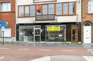 Deze handelshuis / appartement met winkelruimte met topligging bevindt zich midden in het commercieel centrum van Sint-Niklaas, vlak bij...