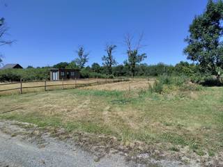 <p><span>'Immobilière Cosse offers you the sale of this magnificent plot of land ideally located in Tier de Rome, in the popular commune of </span><span>Durbuy</span><span>. This plot of land offers a peaceful, leafy setting, perfect for building the house of your dreams or a charming gîte.</span></p><p><span>Key features:</span></p><ul><li><span> Sought-after location, just a few minutes from the center of Durbuy</span></li><li><span> Quiet, wooded and natural setting</span></li><li><span> Generous surface area, easy access and close to amenities</span></li><li><span> Water/electricity connections available nearby</span></li></ul><p><span> Building land with residential or tourist potential</span></p>