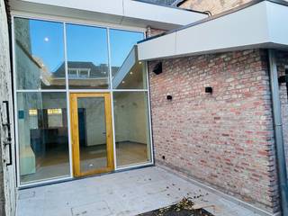Brugge centrum, met zicht op de Reien, ENERGIEZUINIG  TOTAAL GERENOVEERD BURGERSHUIS met<u><strong> 6 SLAAPKAMERS</strong></u> en <u><strong>3 nieuwe BADKAMERS</strong></u> , stadspatio.<br />Inkomhal met gastentoilet, totaal ingerichte NIEUWE keuken met alle apparatuur (inductiekookplaat met ingebouwde dampkap, vaatwas, frigo) led verlichtingsplafond, ruime zitplaats- living met ingemaakte tv-kast meubel, stadspatio.<br />Technische ruimte met aansluiting voor wasmachine en droogkast,<br />Boven 6 slaapkamers en 3 badkamers.<br />alle technieken voor VENTILATIE en WARMTE POMP, ZONNEPANELEN, Volledig geschilderd .<br />Een PARELTJE ! Juist verhuizen !  VRIJ 1 OKTOBER 2026<br /> 