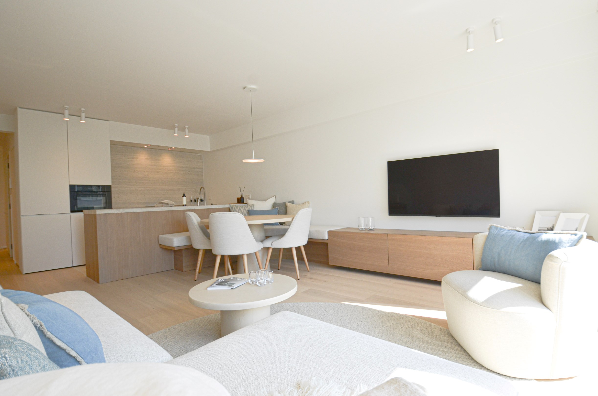 Centraal gelegen, volledig gerenoveerd appartement met drie slaapkamers. - foto 5