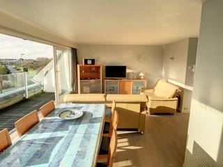 3 slaapkamer duplex appartement met zonneterras te huur gelegen in een rustige omgeving te Middelkerke, dichtbij centrum en zeedijk. Het appartement beschikt over een privatieve kelderberging en een ruime garagebox in hetzelfde gebouw!<br /><br />Indeling:<br />op de 2de verdieping:<br />- lichtrijke leefruimte met open zicht<br />- zonneterras <br />- open keuken voorzien van o.a. frigo met vriesvak, elektrische kookplaten en dampkap<br />- berging met aansluiting wasmachine<br />- badkamer 1 met ligbad <br />- apart toilet<br />- slaapkamer 1 (11m²)<br /><br />op de 3de verdieping:<br />- slaapkamer 2 (9m²)<br />- slaapkamer 3 (16m²)<br />- badkamer 2 met ligbad, lavabomeubel en toilet<br /><br />- het appartement wordt gemeubeld verhuurd<br />- algemene kosten 120,00/maand<br />- provisie waterverbruik 30,00/maand<br /><br />Beschikbaar vanaf 01/11/2026<br /><br />Ben je geïnteresseerd in dit pand te huur in Middelkerke? Ga naar de website www.dewaele.com, klik op het pand dat je wenst te huren. Via de rode knop "vraag je bezoek aan" vragen we u kort een profiel in te vullen. Daarna nemen we contact op voor een bezoek. Telefonisch kunnen er geen afspraken gemaakt worden.
