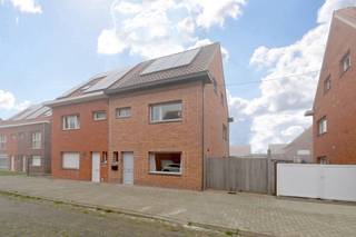 <p>Halfopen woning met 3 slaapkamers, zonnepanelen en garage in Zele<br />Deze halfopen bebouwing aan de Burgemeester Van Ackerwijk 97 in Zele biedt een aangename combinatie van ruimte en mogelijkheden. De woning ligt op een perceel van 225 m², heeft een geschatte bewoonbare oppervlakte van circa 140 m² en werd sinds 2016 op verschillende vlakken gerenoveerd.<br />Op het gelijkvloers vindt u de leefruimte met aansluitende keuken en een vernieuwde badkamer met douche in bad, toilet en lavabo. Daarnaast beschikt de woning over een kelder, handig voor extra opslag. De eerste verdieping omvat een ruime slaapkamer met aparte dressing, een kinderkamer en een tweede sanitaire ruimte met toilet en lavabo. Deze laatste biedt mogelijkheden om een bijkomende badkamer te realiseren. Op de tweede verdieping bevinden zich een derde slaapkamer en een zolderruimte die verder kan worden ingericht als extra slaapkamer, hobbyruimte of bureau.<br /><br />De woning is uitgerust met centrale verwarming op aardgas en zonnepanelen. Een bijkomende troef is de garage achteraan het perceel.<br />Een woning met drie slaapkamers, praktische bergruimte en mogelijkheden om ze verder naar uw wensen in te richten.<br /><br />Interesse? Neem contact op om een plaatsje te reserveren op een van de bezoekdagen! <br />Vince@capston.be</p>