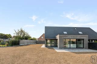 Kwalitatieve moderne afgewerkte ruime nieuwbouwwoning met 3 SLK! Topgelegen: in een rustige, doodlopende straat doch dichtbij winkels, scholen, openbaar vervoer, etc. Indeling: inkomhal met apart toilet, grote lichtrijke leefruimte met open geïnstalleerde keuken met EILAND en extra ontbijthoek, bureau, handige grote berging en wasplaats, grote garage met sectionale poort. Volledig aangelegd TERRAS en OPRIT! Op het eerste verdiep bevinden zich de nachthal, 3 volwaardige slaapkamers en de badkamer (dubbele lavabo, ligbad &amp; inloopdouche). Via zolderluik ruime opbergzolder aanwezig. TROEVEN: ENERGIEZUINIG, warmtepomp met vloerverwarming, 8 zonnepanelen aanwezig, 2 regenwaterputten van 10.000 l en aangesloten, hoogrendementsglas met aluminium raamkozijnen, kwalitatieve materialen. + 21% BTW. Meer info of een bezoek: charlotte@immobeguin.be of 0470 38 47 88.
