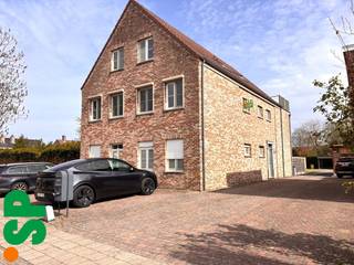 Het appartement heeft de volgende indeling: Men komt binnen via de inkomhal (tegels; 8m²) met apart toilet. Van hieruit kan men de ruime en lichtrijke living bereiken (tegels; 21m²) met de open ingerichte keuken (tegels, kasten, dampkap, inductiekookvuur, spoelbak, vaatwasser, koelkast, combi-oven en eethoek; 23m²). Achter de keuken is er nog een berging voorzien (tegels; 4m²). Verder beschikt het appartement over een wasplaats (tegels, lavabo, aansluiting wasmachine en droogkast, ingemaakte kasten; 5m²), een ingerichte badkamer (tegels, bad met douchemogelijkheid, aparte douche en dubbel lavabomeubel; 8m²) en 2 ruime slaapkamers (laminaat; 16m² en 14m²) waarvan 1 met aansluitende dressing. <br /><br />Vanuit de living en keuken kan men het overdekt terras bereiken (bankirai; 10m²). Achteraan is er een carport met tuinberging voorzien + een gemeenschappelijke tuin. <br /><br />Indien gewenst kan er achteraan het gebouw ook nog een afgesloten garage bij gehuurd worden aan € 50 per maand! <br /><br />- EPC = 143 kWh/m²<br />- CV = Aardgas<br />- Geen algemene onkosten!<br />- Vliegenramen voorzien alsook rolluiken in de slaapkamers en een sunscreen in de living!<br />- Geen huisdieren toegelaten!<br /><br />Voor bijkomende inlichtingen of een bezoek ter plaatse kan u steeds vrijblijvend contact opnemen met Immo S|P op het nummer 014/59.10.20. of via info@immosp.be.