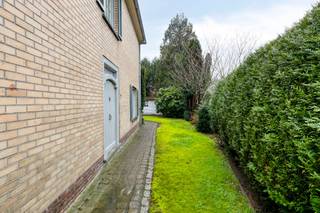 Op een uiterst rustige en gegeerde locatie in Sint-Andries bevindt zich deze charmante halfopen bebouwing, gelegen in de doodlopende Rodebeukendreef. Dit eigendom is gesitueerd op een perceel van 453 m² en biedt een uitstekende basis voor wie op zoek is naar een gezinswoning met substantieel potentieel. De strategische ligging combineert een residentiële rust met een vlotte verbinding naar het centrum van Brugge en belangrijke invalswegen (E40/E403).Gelijkvloers:De centrale inkomhal is voorzien van een gastentoilet en vestruimte. Van hieruit heeft u toegang tot de lichtrijke en uitgestrekte leefruimte, die dankzij de grote raampartijen geniet van een aangenaam zicht op de voortuin en de omliggende groene omgeving. Aansluitend bevindt zich de keuken met naastgelegen een praktische berging en een aparte wasplaats. De aanwezige veranda fungeert als een verlengstuk van de woning, waardoor u het hele jaar door contact houdt met de tuin.1ste verdieping:De ruime nachthal biedt toegang tot vier volwaardige slaapkamers, die gekenmerkt worden door hun goede proporties. Daarnaast is er een polyvalente kleinere kamer, uitermate geschikt als bureau of hobbyruimte. De badkamer is momenteel ingericht met een ligbad en een tweede toilet.Buitenruimte &amp; Extra:Rondom de woning ligt een zorgvuldig aangelegde tuin die veel privacy biedt. Het eigendom beschikt over een garage/berging en een oprit voor extra parkeergelegenheid. Achteraan de tuin bevindt zich tevens een praktische tuinberging.Troeven:- Gelegen in een doodlopende, kindvriendelijke dreef.- Royaal perceel met een gunstige oriëntatie.- Vier tot vijf kamer- Een stevige basis met een charmante architectuur, klaar voor een modernisering naar eigen smaak.Dit pand is onderworpen aan de renovatieverplichting van de Vlaamse overheid voor residentiële gebouwen (behoudens bij sloop binnen 5 jaar na de aankoop). Consulteer voor meer informatie de website van het Vlaams Energie- en Klimaatagentschap via https://www.vlaanderen.be/een-woning-kopen/renovatieverplichting-voor-residentiele-gebouwen