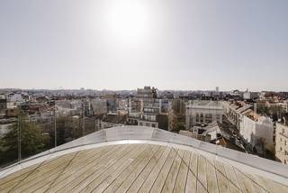 Gelegen op de 10e verdieping van het iconische gebouw “Edition”, ideaal gelegen aan de Louizalaan ter hoogte van de wijk Châtelain, bevindt zich dit gemeubelde penthouse met ruime volumes en een rondlopend terras.<br />Het appartement beschikt over een ruime inkomhal die uitgeeft op een lichte woonkamer en eetkamer met directe toegang tot het terras dat rond het volledige appartement loopt. De open keuken is geïntegreerd in de leefruimte en wordt aangevuld met een achterkeuken met aansluitende wasruimte.<br />Het nachgedeelte omvat drie slaapkamers, twee badkamers en twee toiletten. In het hele appartement zijn talrijke ingebouwde kasten aanwezig.<br />Het appartement is smaakvol gemeubeld en dankzij het rondlopende terras geniet elke kamer van een buitenruimte en veel natuurlijke lichtinval. Het appartement beschikt bovendien over een kelder en extra bergruimte in het appartement.<br />Twee parkeerplaatsen zijn beschikbaar voor €125 per maand per plaats.<br />Het gebouw is energiezuinig en uitgerust met zonnepanelen, driedubbele beglazing, brandwerende deuren en een ventilatiesysteem met dubbele stroom. EPC: C.<br />Huur op naam van een vennootschap is mogelijk. Onmiddellijk beschikbaar.<br />Topligging aan de Louizalaan, op wandelafstand van winkels, restaurants en openbaar vervoer.