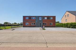 <p>Op een rustige en centrale ligging, vlak bij de Nederlandse grens, woon je hier op wandelafstand van een basisschool, het treinstation, bushalte en winkels. Een ideale locatie voor wie rustig wil wonen met alle dagelijkse voorzieningen binnen handbereik. Dit volledig gerenoveerde appartement (2023) op de eerste verdieping combineert hedendaags comfort met een praktische indeling. Dankzij het EPC B is er geen renovatieverplichting, waardoor je zorgeloos kunt verhuizen.</p><p>Je komt binnen in de ruime en lichtrijke leefruimte met schuifpui naar het zonnige terras van ca. 12 m². De moderne, volledig uitgeruste keuken biedt alle comfort voor kookliefhebbers. Verder beschikt het appartement over een nachthal, een stijlvolle badkamer met ligbad, dubbel lavabomeubel en aansluitingen voor wasmachine en droogkast, een apart toilet en 2 volwaardige slaapkamers van elk ca. 13,5 m².</p><p>Ook buiten is het genieten. Je parkeert je wagen voor de deur of onder de carport, met aansluitend een praktische tuinberging. De absolute blikvanger is de gezellige privatieve tuin van ca. 35 m², gelegen achter de tuinberging, waar je in alle rust geniet van een prachtig uitzicht over de achterliggende landerijen. Bovendien is er een grondwaterput aanwezig.</p><p>Nieuwsgierig geworden? Maak dan snel een afspraak voor een persoonlijke rondleiding en ontdek zelf de troeven van dit instapklare appartement.</p><p>📞 Bel 0486 63 14 65 voor een bezichtiging.</p>