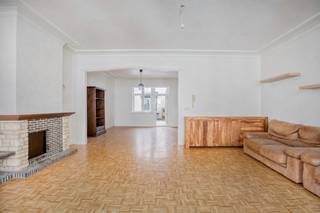 Dit karaktervolle appartement bevindt zich in een rustige straat, midden in het centrum van Oostende, op wandelafstand van winkels, restaurants, openbaar vervoer (het station) en het strand.<br />Het luchtige appartement is zeer ruim en bestaat uit:<br />- op de tweede verdieping: inkomhal met plaats voor een vestiairekast, zeer grote en lichtrijke woonkamer bestaande uit een zit- en eetruimte, aparte keuken met toegang tot het terras, 2 volwaardige slaapkamers, apart toilet, berging met aansluiting voor wasmachine en badkamer met ligbad en lavabo;<br />- op de derde verdieping: verder af te werken zolderruimte, te bereiken via een vaste trap, die perfect kan dienst doen als hobbyruimte, derde slaapkamer of thuiskantoor;<br />In de kelderverdieping zijn er nog 2 individuele kelderbergingen.<br />De elektriciteit is conform!
