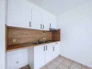 LocationThis fully renovated studio is located on the second floor of the Green House residence. The location is particularly favourable: within...