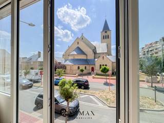 Dit exclusief gerenoveerde appartement is uitzonderlijk gelegen op slechts enkele stappen van de zee, de Dumortierlaan, de Kustlaan en het Van Bunnenplein. De leefruimte is ruim en lichtrijk, met een stijlvolle doorkijkgashaard die de woon- en eetkamer op elegante wijze verbindt met de prachtige en volledige uitgeruste open keuken, die perfect geïntegreerd is in het geheel en uitkijkt op de Dumortierlaan. Het appartement beschikt over drie volwaardige slaapkamers. De master bedroom is voorzien van een ensuite badkamer, terwijl de tweede slaapkamers beschikt over een eigen douchekamer. Twee van de slaapkamers geven rechtstreeks uit op het terras aan de achterzijde. Daarnaast is het appartement voorzien van een aparte douchekamer. Deze exclusieve eigendom wordt verkocht inclusief meubilair en beschikt bovendien over een privatieve kelder. In het gebouw is een gemeenschappelijke fietsenberging aanwezig. Kortom, een hoogwaardig afgewerkt appartement op een topligging, ideaal als vaste woonst of tweede verblijf aan zee.<br /><br />stedenbouwkundige inlichtingen in aanvraag<br /><br />Aarzel niet om ons te contacteren voor meer info: tel.: 050 62 44 14 of via knokke@immax.be