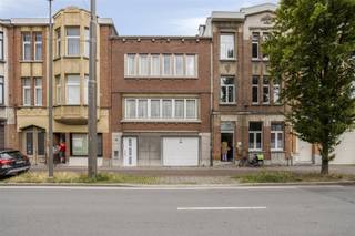 Ruime bel-étagewoning met 4 slaapkamers en diepe tuin in Merksem Welkom in deze solide en ruime bel-étagewoning, gelegen in een hoofdstraat in...