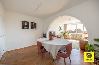 <p><span>Charmant appartement Art déco de 2 chambres, avec terrasse et place de parking, situé dans le quartier très prisé des Expositions </span></p><p><span>Idéalement situé dans le quartier très prisé des Expositions, sur l'avenue Camille Huysmans, cet appartement de 2 chambres d'environ 100 m² au charme exceptionnel se trouve au 6e étage d'un magnifique immeuble Art déco. Le charme authentique et le style contemporain s’allient ici à merveille, offrant ainsi un cadre de vie unique et chaleureux.</span></p><h3><span>Emplacement</span></h3><p><span>L'avenue Camille Huysmans est sans aucun doute l'une des avenues les plus prisées du quartier des Expositions d'Anvers. Ce quartier de caractère est réputé pour sa magnifique architecture, ses larges avenues et son atmosphère résidentielle paisible, tout en offrant toutes les commodités quotidiennes à quelques minutes à pied.</span></p><p><span>Dans les environs immédiats, vous trouverez de nombreux commerces de proximité, des supermarchés, des écoles, des établissements de restauration conviviaux, ainsi que les parcs verdoyants du Hertoghepark et du Nachtegalenpark. Grâce à une desserte fluide par les transports en commun, au Singel et au périphérique d’Anvers, vous bénéficiez en outre d’une excellente accessibilité, que ce soit en voiture, à vélo ou en transports en commun. Un emplacement idéal pour ceux qui souhaitent vivre au calme sans renoncer à la mobilité et au confort urbain.</span></p><h3><span>Agencement</span></h3><p><span>Dès votre arrivée, la majestueuse façade Art déco vous impressionne, mais une fois à l’intérieur, vous vous rendez compte que ce n’est qu’un avant-goût. Grâce au magnifique ascenseur à traction d’origine, vous accédez au sixième étage, où vous êtes accueilli dans un hall d’entrée soigné, doté d’un élégant sol coulé et de toilettes séparées pour les invités.</span></p><p><span>Le véritable point fort de l’appartement est sans aucun doute son espace de vie particulièrement lumineux. Grâce à sa situation en hauteur et à ses larges baies vitrées, vous y profitez d’une abondance de lumière naturelle ainsi que d’une vue magnifique et panoramique sur les bâtiments de caractère des environs. Des éléments authentiques, tels que le magnifique parquet à chevrons et l’élégante arche, créent une ambiance chaleureuse et pleine de caractère. De plus, la surface généreuse permet d’accueillir sans difficulté un vaste coin salon et une grande table à manger.</span></p><p><span>La cuisine ouverte, récemment rénovée, s'intègre parfaitement à l'espace de vie et offre un magnifique contraste entre charme authentique et finitions modernes. La cuisine est entièrement équipée de tous les appareils nécessaires et dispose en outre d’un placard de rangement pratique dans lequel le lave-linge et le sèche-linge ont été discrètement intégrés. Depuis la cuisine, vous accédez à l’agréable terrasse orientée sud-est, où vous pourrez profiter pleinement du soleil du matin et de l’après-midi.</span></p><p><span>Le couloir de nuit mène aux deux chambres à part entière, toutes deux agrémentées d’un magnifique parquet à chevrons. La spacieuse chambre principale, d’une superficie de pas moins de 17 m², est baignée de lumière naturelle grâce à ses larges baies vitrées et offre suffisamment d’espace pour un lit spacieux et une grande armoire. La deuxième chambre est également très spacieuse et se prête parfaitement à une utilisation comme deuxième chambre.</span></p><p><span>La salle de bains, récemment rénovée, a été élégamment aménagée avec des murs en Mortex et dispose d’une grande douche à l’italienne et d’un lavabo moderne.</span></p><p><span>La chambre mansardée indépendante située à l’étage supérieur constitue un atout supplémentaire. Cet espace polyvalent est idéal pour servir de bureau, de salle de loisirs ou de chambre d’amis.</span></p><p><span>De plus, l’appartement dispose d’un débarras individuel en sous-sol et d’un local à vélos commun.</span></p><p><span>Une place de parking doit obligatoirement être achetée au prix demandé de 35 000 euros, ce qui constitue une plus-value particulièrement appréciable dans ce quartier où le stationnement est souvent un véritable défi.</span></p><h3><span>Atouts</span></h3><ul><li><span>Appartement spacieux d’environ 100 m²</span></li><li><span>Deux chambres à part entière</span></li><li><span>Terrasse ensoleillée, exposée sud-est</span></li><li><span>Pièce supplémentaire sous les combles, idéale comme bureau ou chambre d'amis</span></li><li><span>Bon indice de performance énergétique (EPC)</span></li><li><span>Installation électrique conforme</span></li><li><span>Sans amiante</span></li><li><span>Cave individuelle</span></li><li><span>Local à vélos commun</span></li><li><span>Place de parking (35 000)</span></li><li><span>Emplacement de choix dans le quartier très prisé de Tentoonstellingswijk</span></li></ul><p><span> </span></p><p><span>Vous recherchez un appartement de caractère où authenticité, espace et confort moderne s'allient à la perfection ? Alors cet appartement unique mérite absolument une visite.</span></p>
