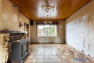 Ben je op zoek naar een woning waar je jouw eigen stempel volledig op kan drukken? Deze gezinswoning biedt een unieke kans voor starters, gezinnen of handige doe-het-zelvers die dromen van een thuis op maat.<br /><br />Gunstig KI van 421 EUR / Doorgang naast de woning – Garage en stalling / Riante tuin … perceeloppervlakte circa 12 are. Mogelijkheid tot aankoop aan 2% verkooprechten met extra rechtenvermindering van 1.867,00 EURO. Te renoveren aan 6% BTW.<br /><br />Deze eigendom is gelegen in een aangename woonomgeving in Nieuwerkerken, met het centrum van Aalst binnen handbereik. Dankzij de gunstige ligging nabij belangrijke invalswegen bereik je vlot steden zoals Brussel en Gent – ideaal voor pendelaars of wie graag alle voorzieningen binnen handbereik heeft.<br /><br />Bij het betreden van de woning word je verwelkomd in de hall met gastentoilet. Van hieruit bereik je de eet- en/of leefruimte en de keuken met aanpalende berging. Beide geven uit op het terras en tuin.<br /><br />Op het verdiep ontdek je 3 slaapkamers alsook de badkamer. Bovendien is er nog een zolder aanwezig.<br /><br />De grote tuin is perfect zuidgeoriënteerd en bereikbaar via gedeelde doorgang. Hier geniet je van zonnige dagen, gezellige barbecues met vrienden of speelmomenten met de kinderen. Dankzij de doorgang naast de woning heb je bovendien een handige rechtstreekse toegang tot de tuin – ideaal voor auto’s, fietsen, afvalcontainers of tuinmateriaal.<br /><br />De doordachte indeling en de beschikbare ruimtes bieden deze woning enorm veel potentieel en zeker voor wie op zoek is naar een renovatieproject en zijn droomwoning wil realiseren.<br /><br />Dit pand is onderhevig aan de renovatieverplichting opgelegd door de Vlaamse overheid voor residentiële gebouwen. Meer informatie vindt u op de website van het Vlaams Energie- en Klimaatagentschap.<br /><br />Zie jij hier jouw toekomst? Grijp deze kans en plan vandaag nog jouw bezoek – deze woning wacht op jouw visie en creativiteit!