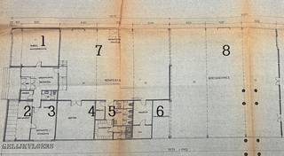 distributiecentrum / magazijn / werkplaats in actief industriegebiedbestaande uit verschillende burelen waarvan 1 met wand volledig met ingemaakte...