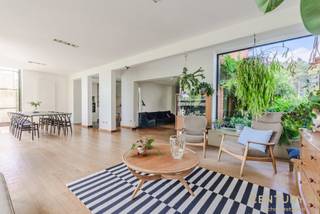 <p><span><strong>Charmante en bijzonder ruime gezinswoning in een groene oase</strong></span><br /><br />Centraal gelegen en toch heerlijk rustig, midden in een groene omgeving, vindt u deze charmante en uitzonderlijk ruime woning op een royaal perceel van ca. 1.135 m². Dankzij de uitstekende ligging bereikt u zowel Antwerpen als Eindhoven in slechts ongeveer 30 minuten, waardoor u geniet van de perfecte combinatie van rust, natuur en bereikbaarheid.</p>
<p>Deze karaktervolle woning combineert authentieke details met hedendaags wooncomfort en een subtiele artistieke toets. De warme uitstraling, de royale leefruimtes en de prachtige tuin maken van deze eigendom een unieke thuis voor wie ruimte en privacy weet te waarderen.</p>
<p>Op het gelijkvloers wordt u verwelkomd in een aangename leefomgeving die volledig is afgestemd op het moderne gezinsleven. De ruime woonkamer wordt gekenmerkt door een indrukwekkende raampartij die een prachtig zicht biedt op de tuin en zorgt voor een overvloed aan natuurlijk licht. Aansluitend bevindt zich een gezellige tv-hoek, terwijl een afzonderlijk en knus bureau de ideale plek vormt voor thuiswerk of een rustige leesruimte. Verder beschikt deze verdieping over een gastentoilet en een hedendaagse, volledig uitgeruste keuken voorzien van alle hedendaagse comfort.</p>
<p>De eerste verdieping biedt plaats aan vier slaapkamers. De ruime master bedroom beschikt over een eigen ensuite badkamer, terwijl de drie overige slaapkamers gebruikmaken van een verzorgde en comfortabele douchekamer.</p>
<p>Via een vaste trap bereikt u de tweede verdieping, een veelzijdige extra ruimte die perfect kan worden ingericht als hobbykamer, extra slaapkamer, speelruimte, atelier of thuiskantoor.</p>
<p>Ook buiten weet deze woning te overtuigen. De prachtige volgroeide tuin vormt een waar groen paradijs en geniet van een uitzonderlijke privacy. Hier kunt u in alle rust ontspannen, genieten van het buitenleven of gezellig tafelen met familie en vrienden. Daarnaast beschikt de woning over voldoende parkeergelegenheid op eigen terrein en een afgesloten garage.</p>
<p>Een woning die ruimte, karakter, comfort en een unieke groene woonbeleving op harmonieuze wijze samenbrengt.</p>