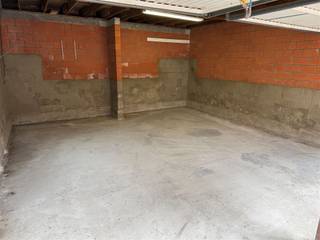 Unieke opportuniteit in Sint-Eloois-Winkel! Deze ruime dubbele garage biedt een uitstekende oplossing voor uw parkeer- en opslagbehoeften...