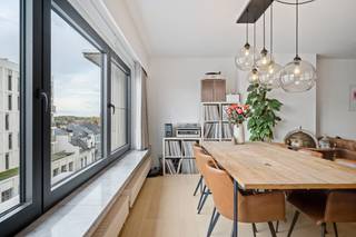 Op een toplocatie in het hart van Mechelen bevindt zich dit stijlvol gerenoveerde appartement met 2 slaapkamers. Het appartementsgebouw bevindt zich op slechts 500 meter van Mechelen Station en in de nabijheid van het Vrijbroekpark, de Kruidtuin. Het bruisende centrum van Mechelen met zijn cultuuraanbod, stadsbioscoop, horeca en scholen liggen op wandelafstand. Tevens geniet u van een uitstekende bereikbaarheid vlakbij belangrijke invalswegen zoals de E19, wat de ligging extra aantrekkelijk maakt. <br /><br />Het appartement bevindt zich op de zevende verdieping, bereikbaar via lift of trap, waardoor u kan genieten van een prachtig uitzicht over de stad. We betreden het appartement via de inkomhal met vestiaire en apart gastentoilet. De ruime leefruimte geniet van veel lichtinval door de grote raampartijen. Deze kan u inrichten met een gezellige zithoek en een aparte eetplaats. Aansluitend vindt u de keuken, voorzien van kwalitatieve toestellen. De berging naast de keuken is voorzien van een aansluiting voor was -en droogmachine. Via de nachthal bereikt u de badkamer met lavabo, bad en douche. Het appartement beschikt verder over 2 slaapkamers, voorzien van airco, waarvan één directe toegang heeft tot het terras waar u steeds in alle rust kan genieten van het mooie weer. Verder geniet u hier nog van een gemeenschappelijke fietsenberging. <br /><br />Indien u op zoek bent naar een recent gerenoveerd appartement met 2 slaapkamers op een centrale ligging in Mechelen, dan is dit een uitstekende opportuniteit. Contacteer ons vrijblijvend via 0475 47 59 76 of bezoek www.boonstravastgoed.be voor meer informatie.<br /><br />Bijzonderheden:<br />- 2 Slaapkamers<br />- Recent gerenoveerd<br />- Centrale ligging in hartje Mechelen
