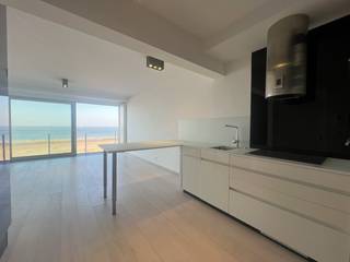 Appartement met frontaal zeezicht te huur op een toplocatie langs de Zeedijk van het Zoute.Indeling:Inkom met gastentoilet. Open, volledig uitgeruste...